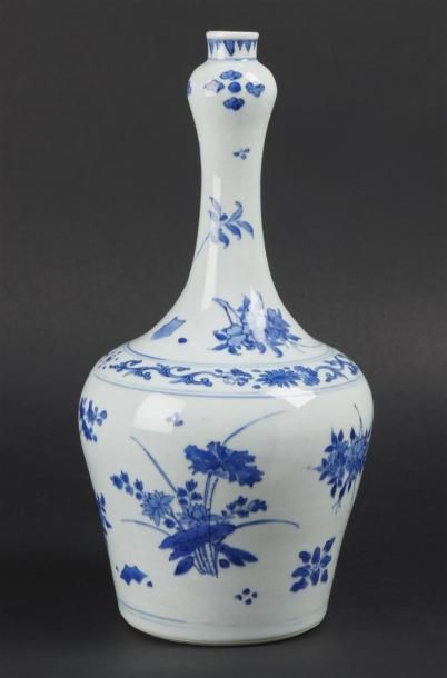 null CHINE
Vase de forme balustre en porcelaine à long col à décor en bleu sous couverte...