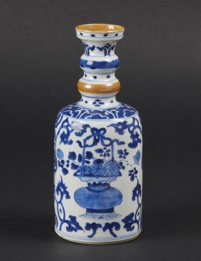 null CHINE
Vase cylindrique en porcelaine à double renflement sur le col à décor...