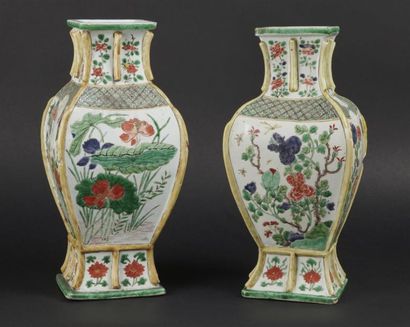 null CHINE
Paire de vases en porcelaine de forme balustre quadrangulaire à décor...