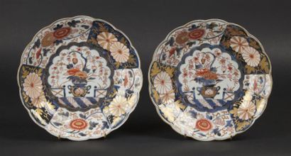 null JAPON
Deux coupes polylobées en porcelaine à décor bleu, rouge et or dit Imari...