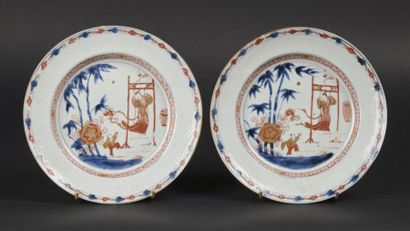 null CHINE
Deux assiettes en porcelaine à décor bleu, rouge et or dit Imari d'un...