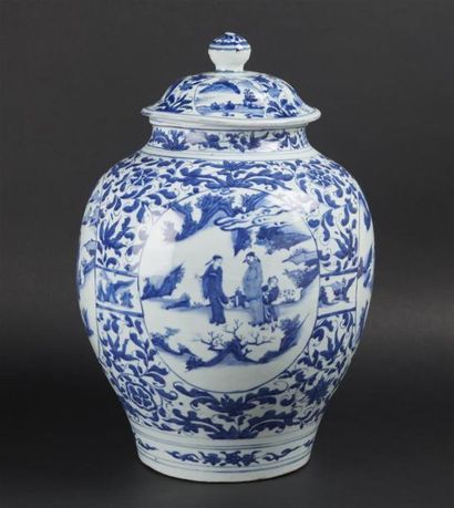 null CHINE
Grande potiche couverte en porcelaine de forme ovoïde à décor en bleu...
