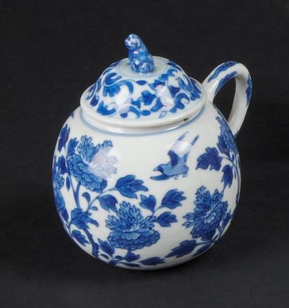 null CHINE
Moutardier couvert en porcelaine de forme ovoïde à décor en bleu sous...