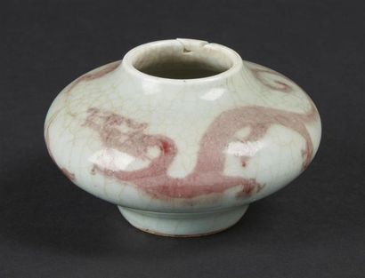 null CHINE
Lave pinceau en porcelaine à fond céladon à décor de dragon et chauve-souris...
