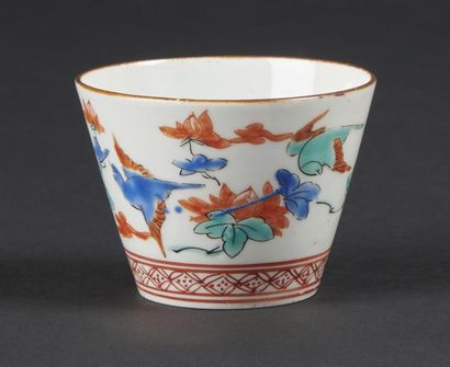 null JAPON
Gobelet conique en porcelaine à décor polychrome Kakiemon de quatre oiseaux...