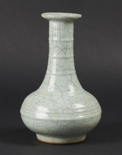 null CHINE
Vase en grès céladon craquelé à panse plate et long col.
H. 25 cm