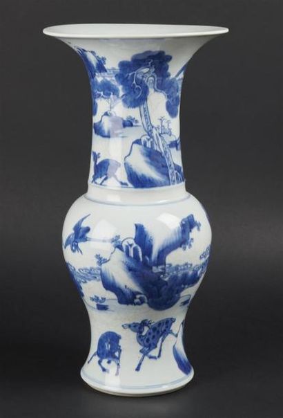 null CHINE
Vase de forme yenyen en porcelaine à décor en bleu sous couverte de daims...