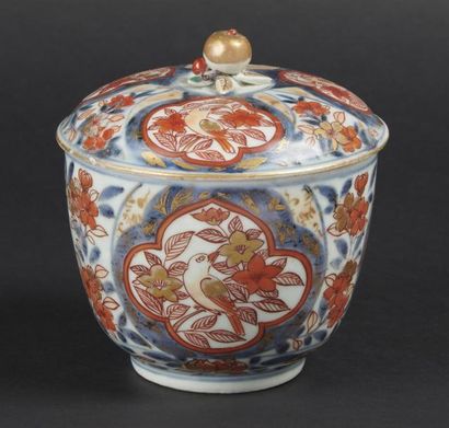 null JAPON
Pot à sucre couvert en porcelaine à décor bleu, rouge et or dit Imari...