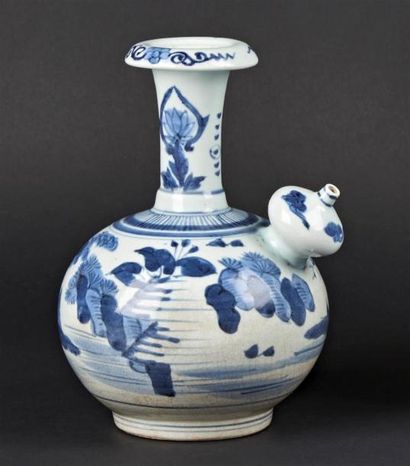null JAPON
Kendi en porcelaine à décor en bleu sous couverte de paysage lacustre...