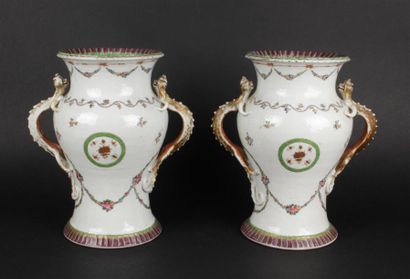 null CHINE
Paire de vases de forme balustre en porcelaine à deux anses en forme de...
