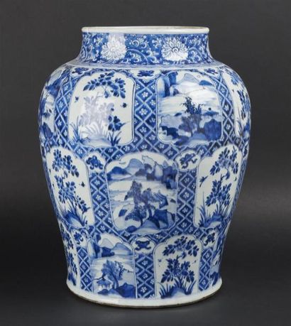 null CHINE
Grande potiche de forme balustre en porcelaine à décor en bleu sous couverte...