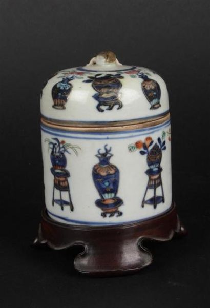 null CHINE
Pot cylindrique couvert garni d'un gobelet à décor bleu, rose et vert...