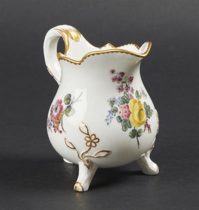 null SÈVRES
Pot à lait à trois pieds en porcelaine tendre à décor polychrome de bouquets...