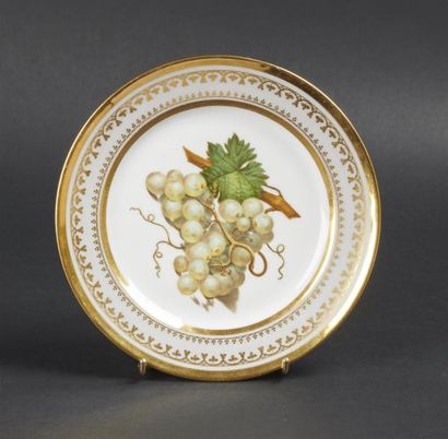 null PARIS
Assiette en porcelaine à décor polychrome au centre d'un grappe de raisin,...