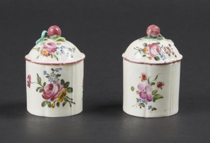 null MENNECY
Deux pots à pommade cylindriques couverts en porcelaine tendre à décor...