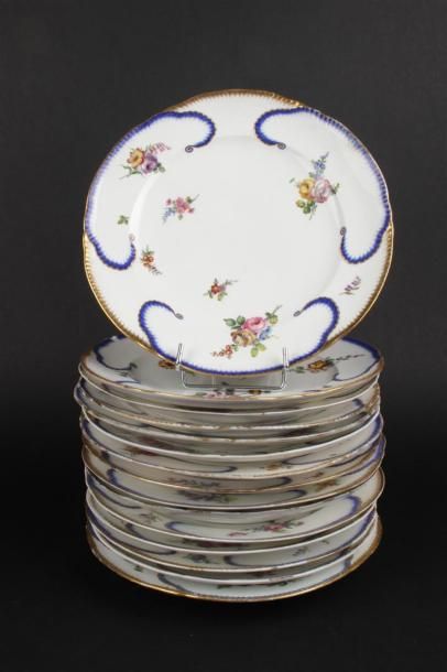 null SÈVRES
Quinze assiettes en porcelaine à décor polychrome de bouquets de fleurs...