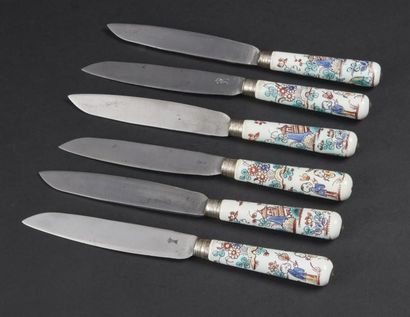 null SAINT-CLOUD ou VILLEROY
Suite de six couteaux à manche en porcelaine tendre...