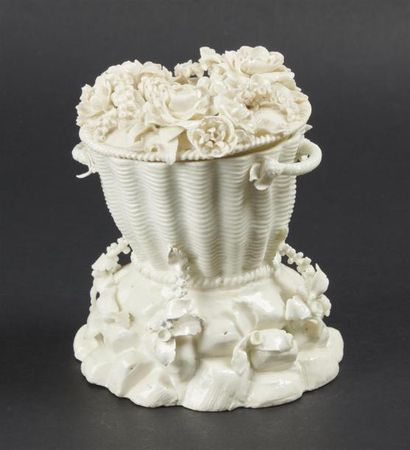null SAINT-CLOUD
Vase pot-pourri couvert en porcelaine tendre émaillée blanche en...