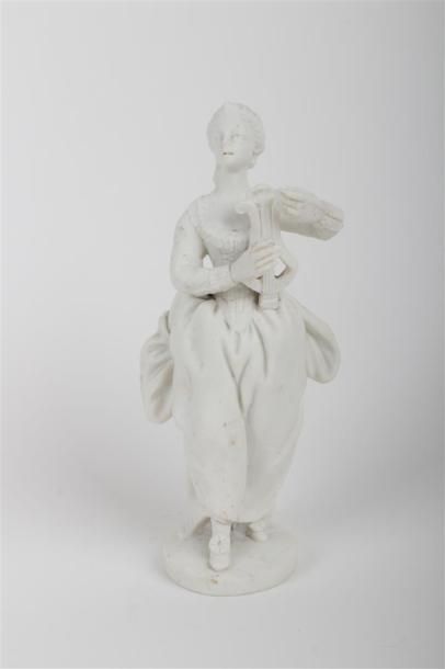 null PARIS
Statuette en biscuit de porcelaine dure représentant une jeune femme debout...