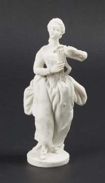 null PARIS
Statuette en biscuit de porcelaine dure représentant une jeune femme debout...