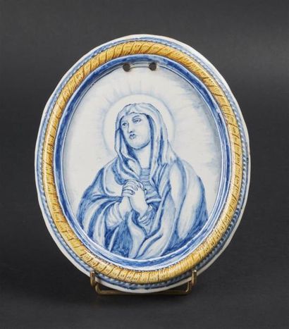 null MARSEILLE
Plaque ovale en faïence à décor en camaïeu bleu de la Vierge Marie,...