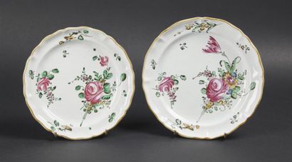 null PESARO
Deux assiettes en faïence à bord contourné à décor polychrome de bouquets...