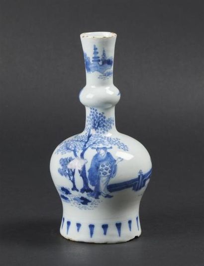 null DELFT
Vase de forme balustre en faïence à décor en camaïeu bleu de trois Chinois...