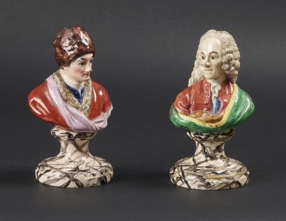 null EST
Paire de bustes en faïence représentant Voltaire et Rousseau sur des piédouches...