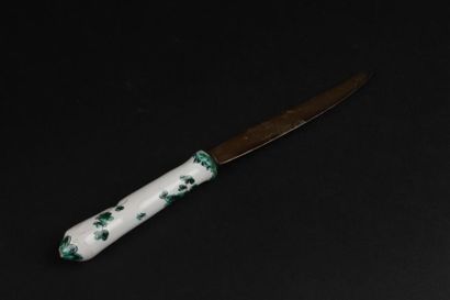 null MARSEILLE
Couteau à manche en faïence à décor en camaïeu vert de branches fleuries.
XVIIIème...