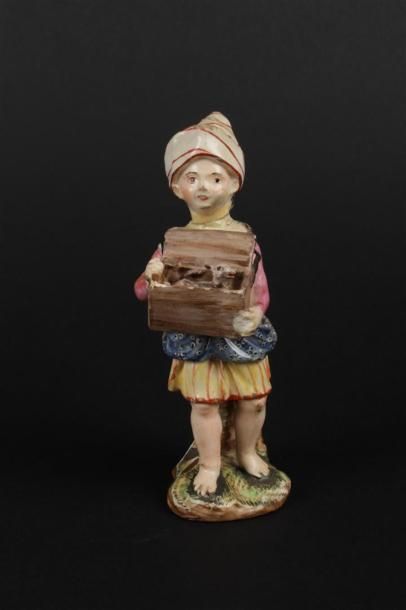 null NIDERVILLER
Statuette en faïence représentant une jeune fille montrant une marmotte...