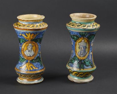 null SICILE
Deux albarelli cintrés en majolique à décor polychrome de portraits dans...