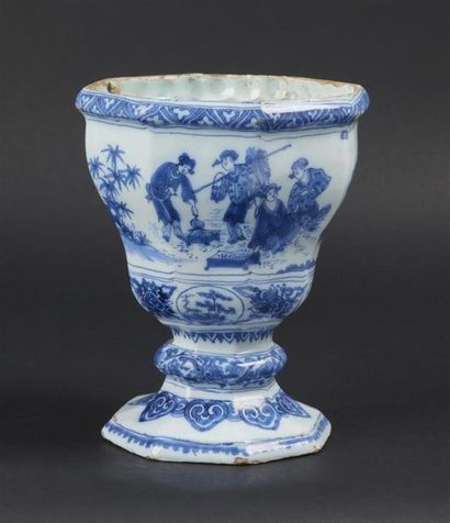 null DELFT
Vase de forme balustre octogonale en faïence à décor en camaïeu bleu de...