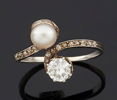 null BAGUE "Toi et Moi" en or gris 750°/oo ornée d'une perle de culture et d'un diamant...