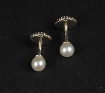 null LOT de TROIS PAIRES de BOUCLES d'OREILLE en or 750°/oo, chacune ornée de perles...