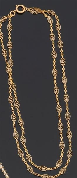 null COLLIER deux rangs articulés en or jaune 750°/oo les maillons de forme ovale,...