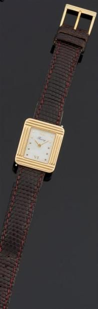null POIRAY
Montre bracelet de dame, la montre de forme rectangulaire en métal doré,...