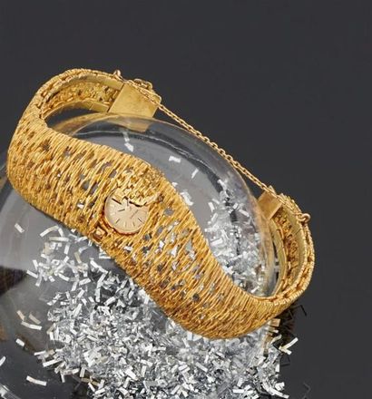 null OMEGA
Montre bracelet de dame en or jaune 750°/oo ajouré, la montre de forme...