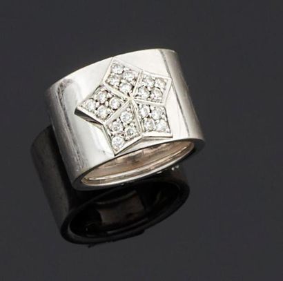 null FRED Paris, modèle "Lucifer".
Bague bandeau en or gris 750°/oo décorée au centre...