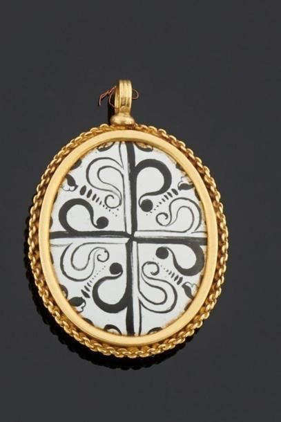 null MEDAILLON ovale en or émaillé polychrome décoré sur une face des symboles de...