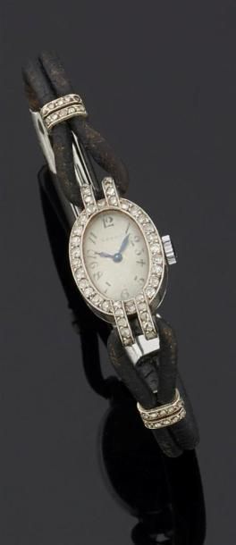 null LEROY
Montre-bracelet de dame, la montre de forme ovale en platine 850°/oo,...