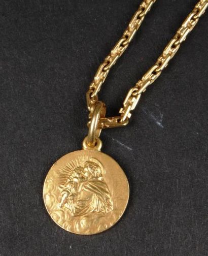 null CHAINE giletière articulée en or jaune 750°/oo retenant en pendentif une médaille.
Longueur...