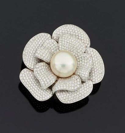 null PENDENTIF "Fleur" en or gris 750°/oo, le centre orné d'une perle de culture,...
