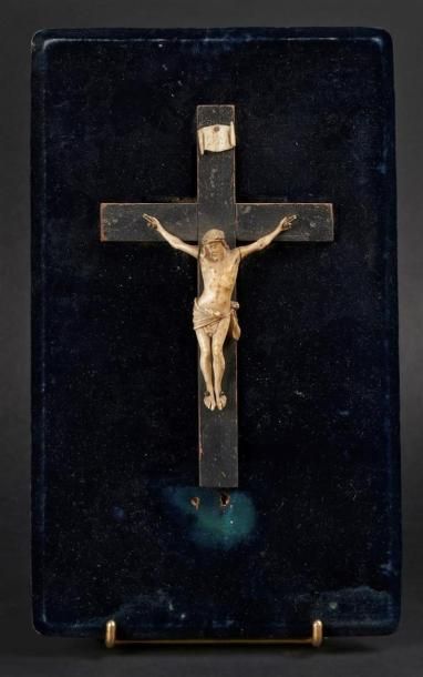 null CRUCIFIX avec Christ en ivoire sculpté et croix en bois noirci. La tête du Christ...