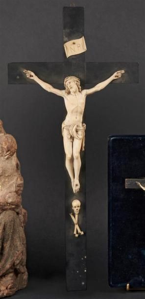 null CRUCIFIX avec Christ vivant en ivoire sculpté et croix en bois noirci. La tête...