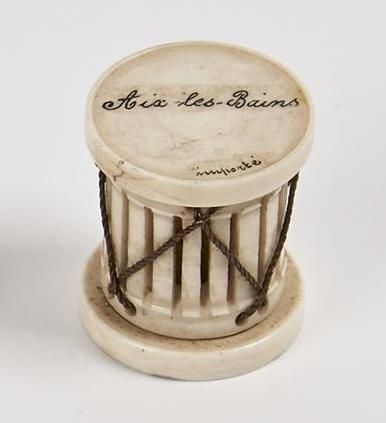 null ENSEMBLE comprenant COFFRET en ivoire en forme de tambour dévoilant à l'intérieur...