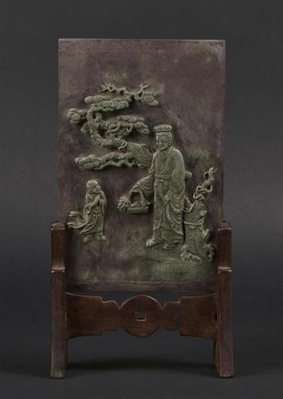 null CHINE - XXe siècle
Ecran en song hua shi sculpté d'un homme tenant un panier...