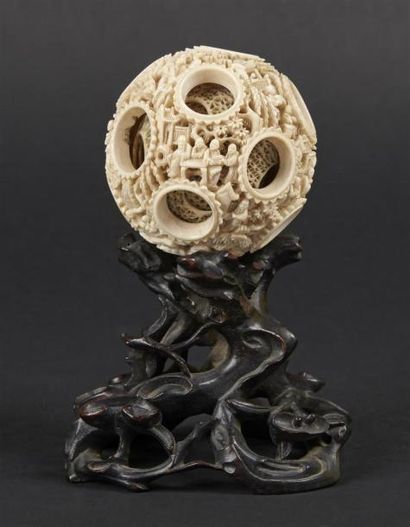 null CHINE, Canton - Vers 1900
Boule de Canton en ivoire, à décor de neuf boules...