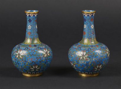 null CHINE - XIXe siècle
Petite paire de vases en bronze et émaux cloisonnés polychromes...