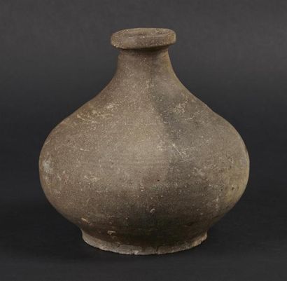 null CHINE - 
Vase en grès brun. H. 18,1 cm. 