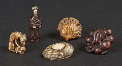 null JAPON - Epoque MEIJI (1868 - 1912)
Cinq netsuke dont un en bois formant un groupe...